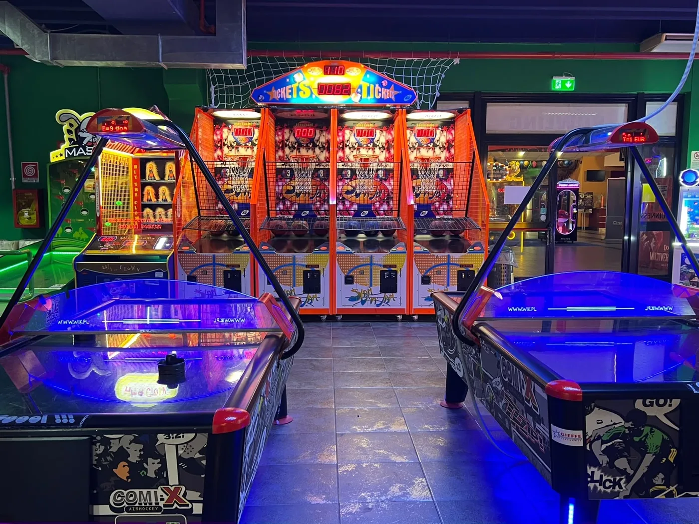 Air hockey e canestri a biglietti nella sala videogiochi